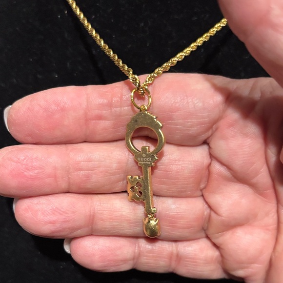 Elegant Gold GG Key Pendant Necklace - Picture 3 of 5